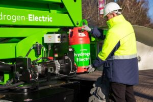 Niftylift’s H2E system is a hydrogen fuel cell that fully chargesEWP batteries from one G20 hydrogen bottle, doubling the machine’s range while emitting no CO2 or other pollutants. Image: Niftylift