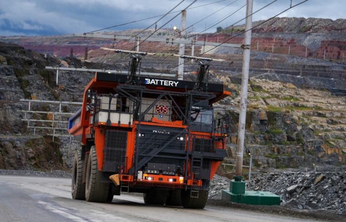 Hitachi CM's Full Battery Dump Truck running while charging. Image: Hitachi CM