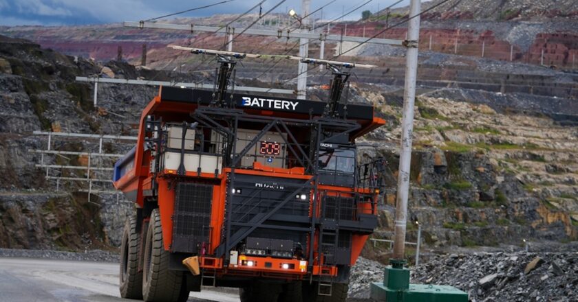 Hitachi CM's Full Battery Dump Truck running while charging. Image: Hitachi CM