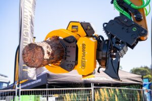 A host machine needs only a case drain line and two work-tool hydraulic circuits for the TMK Grapple Saw. Image: Forest Centre